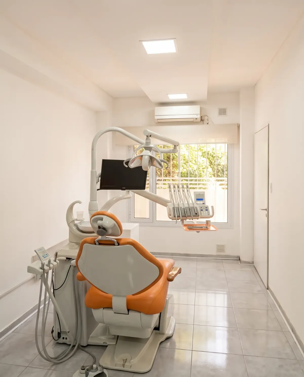 Consultorio dental de Clínica Maral con sillón y equipo odontológico